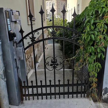 Vielstubenhaus - Marie Pirna